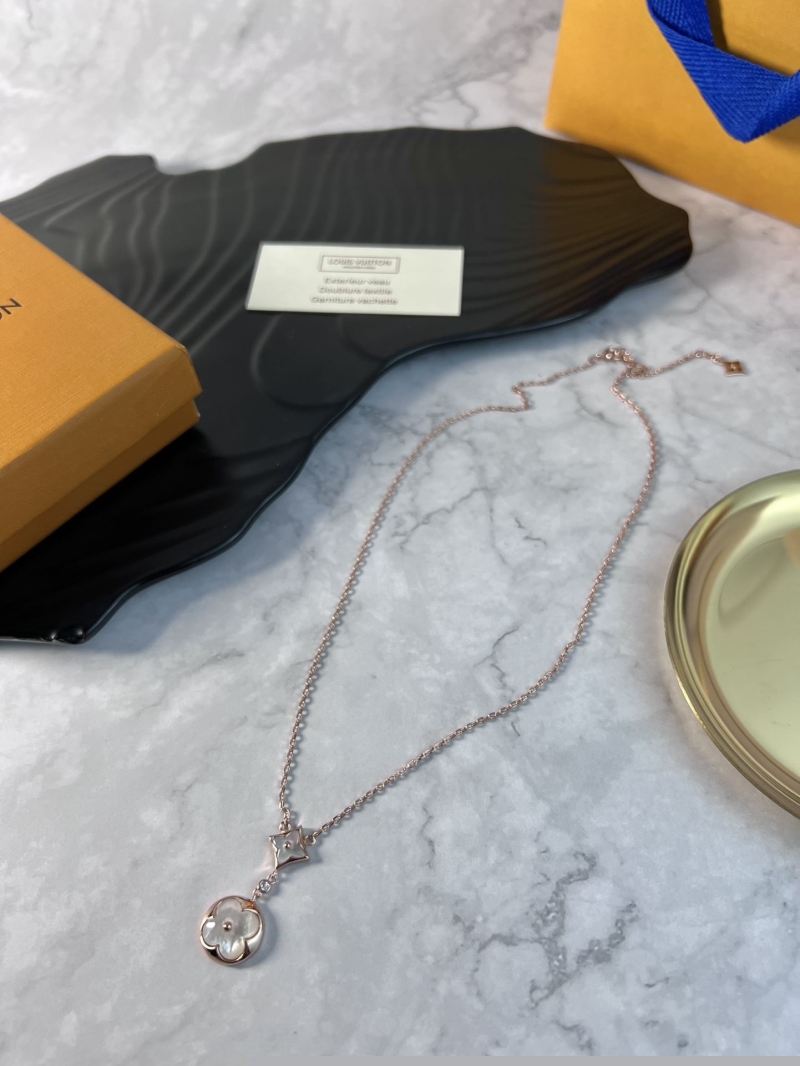 Ba*len*cia*ga necklaces